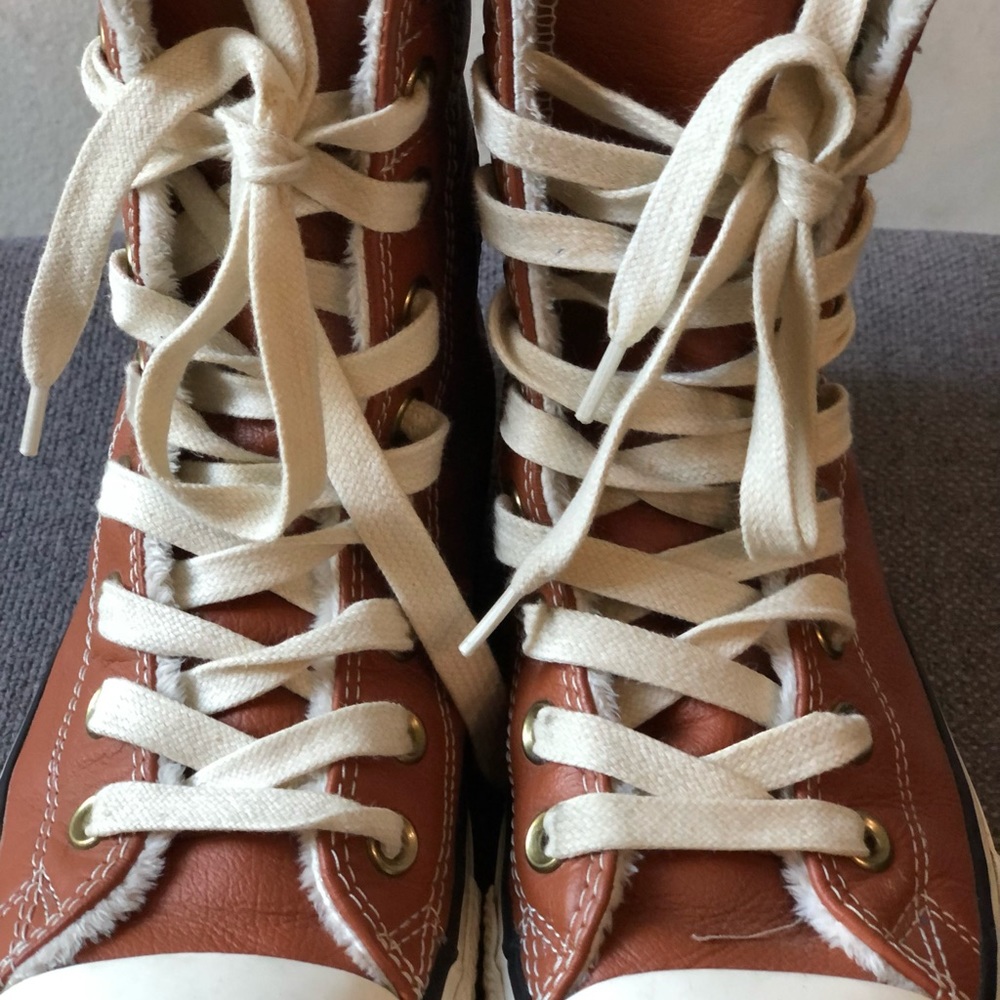 Converse shearling lined high tops in cognac brown color. Size 6. - Picture 2 of 5